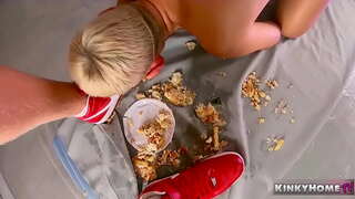 Хеле зебо аст духтар вақт сарф бо худ бача