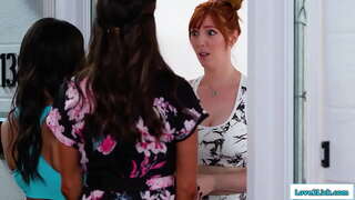 ���ારકી માં અને સાવકી જાઓ મુકાબલો કરવા માટે એક દાદો અને એક અતીશય કામોત્તેજક છોકરી મોટા બોબલા વાળી મહિલા માટે પૂછે માફી ઓફર એમ એક 3some.તે facesits આ કાળી તરીકે શિશ licked