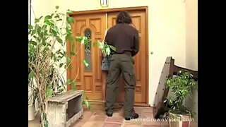 Horny blonde sucks ac yna fucks ei chariad ar y patio