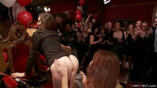 Mbili boobs kubwa MILF watumwa Simone Sonay na Syren de Mer katika umma Bday party ya bibi Princess Donna Dolore kupata banged kooni