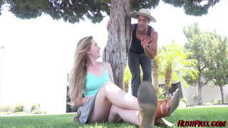 ˋ� 존스는 초대 정원사를 통해 트림을 그녀 부시