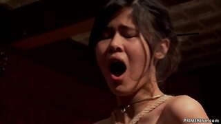 Skaisti visām fiziskām vergi Mandy Muse un Kendall ir saistoši un miesas sods, tad anālais fucked ar lielu locekli John Spēcīgs vēlās brokastis puses Augšējā Stāvā