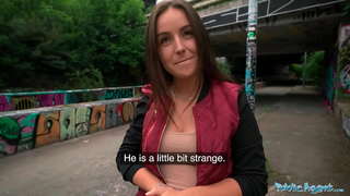 Шогирди-ҷамъиятӣ агенти наслаждается чӣ бегона ба даст вазнин проникает дар он вагину дар кӯчаи Прага