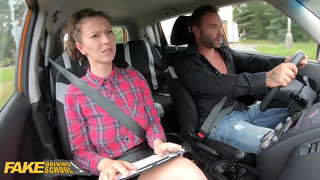 Лажни Ученик ауто школе Купује инструктора Емилиа Арган кафу пре трахом на отвореном
