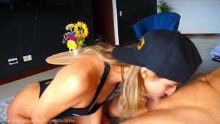 OneNymphoLatina DEEPTHROATS egyik rajongója pedig elnyeli a vastag THROATPIE