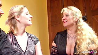 Яшь неопытная пар ала, ярдәм нче зрелой соседки аларның беренче секс втроем