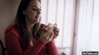 Похотливая мамаша Шанел Престон отсосала члан и да је тешко выебана