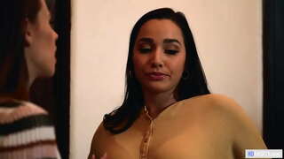 Busty и влакнести лезбејка и нејзиниот roomie имаат секс