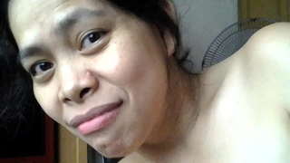 Asyalı karısı Efendisinin Büyük Siyah horozundan bir somun berbat ve boğazına boşalmasını sağlar