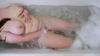 ���ड़की से पता चलता है उसके बड़े गधे और बाथरूम में masturbates