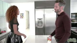 Ebonovina pastorku Brixley Benz zahvaliti njen ocuh seksualno slobbing svoju kitu i vozio ga je u zaborav