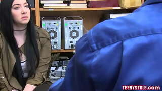 Horny ja armas nägu teen pornstar nimetatakse Amillia Onyx saada karistada perses turvalisuse mees, kellel on suur munn