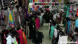 Blondie adolescente Haley Espadas mamar pau e recibindo seu bichano fodido incontrolado ao mesmo tempo