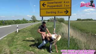 קרעם אויף דער גאַס מיט אַ בלאָנדע טין זוינע