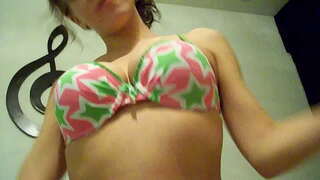 Throwback ថ្ងៃព្រហស្បតិ៍វ័យក្មេងអាស្លីបាន Fucks មិត្តប្រុពាក់កៅស៊ូនៅលើដំបូលបរិច្ឆេទ