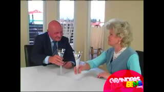 Vovo comendo iom en fronto de lia edzino