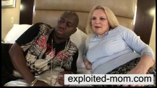 Babcia robi jej 1-szy ogromny czarny kogut w interracial filmy
