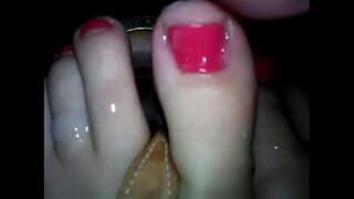 ���ದಿಹರೆಯದ ಸುಂದರಿ ಟೇಕ್ ಕೆಲವು ವೀರ್ಯ ಹಾರಿಸುವುದು ಪಾದ ಮತ್ತು ಸ್ಯಾಂಡಲ್