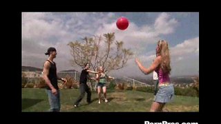 Зајдисонце Тинејџер Играње И Одвод Топки