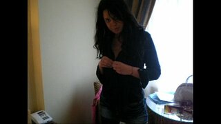 Италијанска любительница Лили скинуте голе и мастурбира