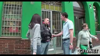 Orang asing mencium dia penuh dengan sihir