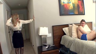 ���ြီးမား boobed ရွှေရောင် milf အတွက်စတော့ရှယ်ယာနှင့် garter