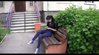 Wraig Lustful yn lledu ei choesau