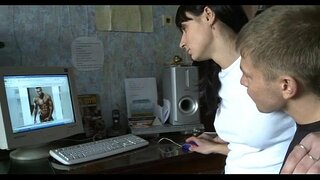 ���ा तरूणी widens पाय रुंद उघडा