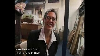 Sexy bruna casalinga scopata al suo posto di lavoro