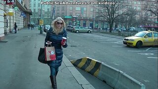 ���ले cutie च्या परिपूर्ण स्तन स्पर्श केला tenderly