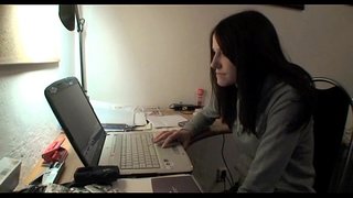 Że laska spreads nogi szeroko otwarte