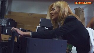 Panas Milf fucked dalam ruang penyimpanan untuk mendapatkan lebih banyak uang