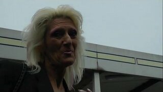 Një plakë tregon off