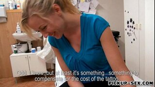 וויקטאָריאַ Waigel סקרוד דורך פרעמדער באָכער פֿאַר אַ פּייַדע פון געלט