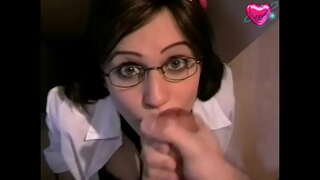 Bòidheach chick ann an glainneachan, thèid e math