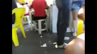 ���ా భార్య ఆఫ్ చూపిస్తున్న కోసం బార్