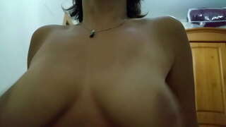 אחותי אוהבת למצוץ וכן היא רוכבת.