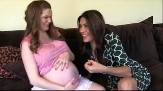 2 мамочки играют