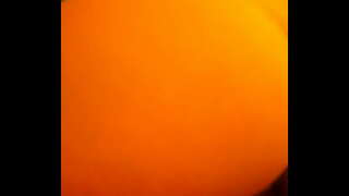 Sess filwaqt li l-ġenituri tagħha huma fil-kamra l-oħra