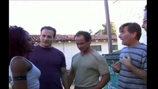 Seksikäs ebony interacial blowbang