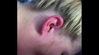 בלונדינית זר מוצצת לי את הזין ברכב שלי