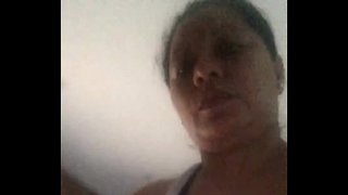 Masturbates ကင်မရာရှေ့မှာ