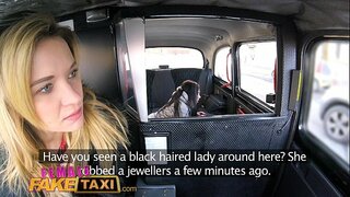 Žena Falešné Taxi Krásná brunetka má 1. lesbický orgasmus s strap-on cock