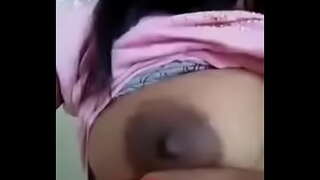 ���ारतीय केटी देखाउने उनको चुचि संग गाढा रसिला areola र nipples
