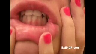 Великолепная миниатюрная кыз дразнит өзүнүн обнаженное денеси алмаштырылат