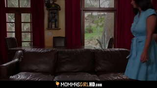 Зрелая өгөй эне жана Крошечная Падчерица Бөлүштүрүлөт Оргазмами