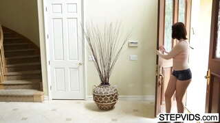 Сводный брат трахает свою горячую Майю Кендрик