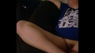 Marido registros esposa jugando mientras ella está en la habitación