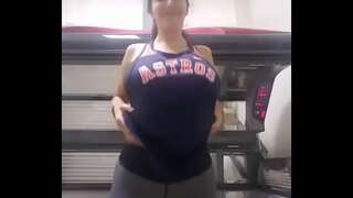 иске грудастая сучка