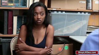 Сексуалды қыз құмарлықпен кискасын мастурбациялайды